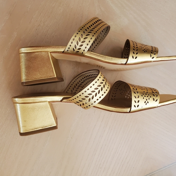 Anne Taylor Gold Leather Sandals size 9.5 - Picture 4 of 7